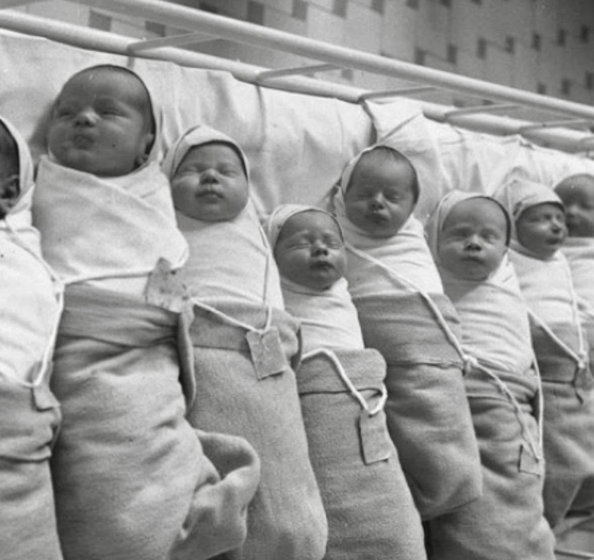 El swaddling, o envoltura, es una técnica antigua que consiste en envolver a los bebés en mantas o paños, restringiendo sus movimientos