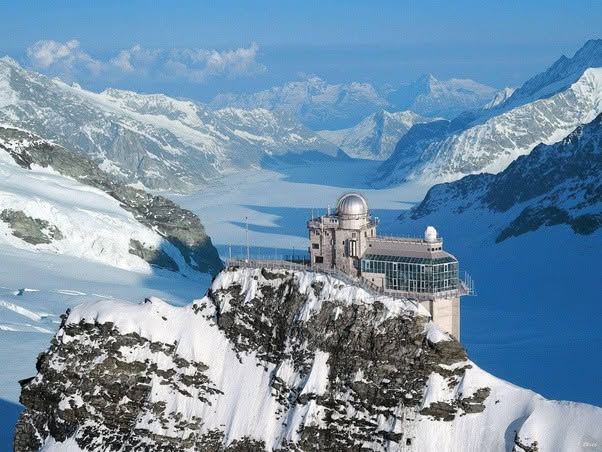 En el corazón del Oberland bernés, donde las montañas parecen encerrarse en una muralla de hielo y roca, se encuentra un lugar que combina ingenier...