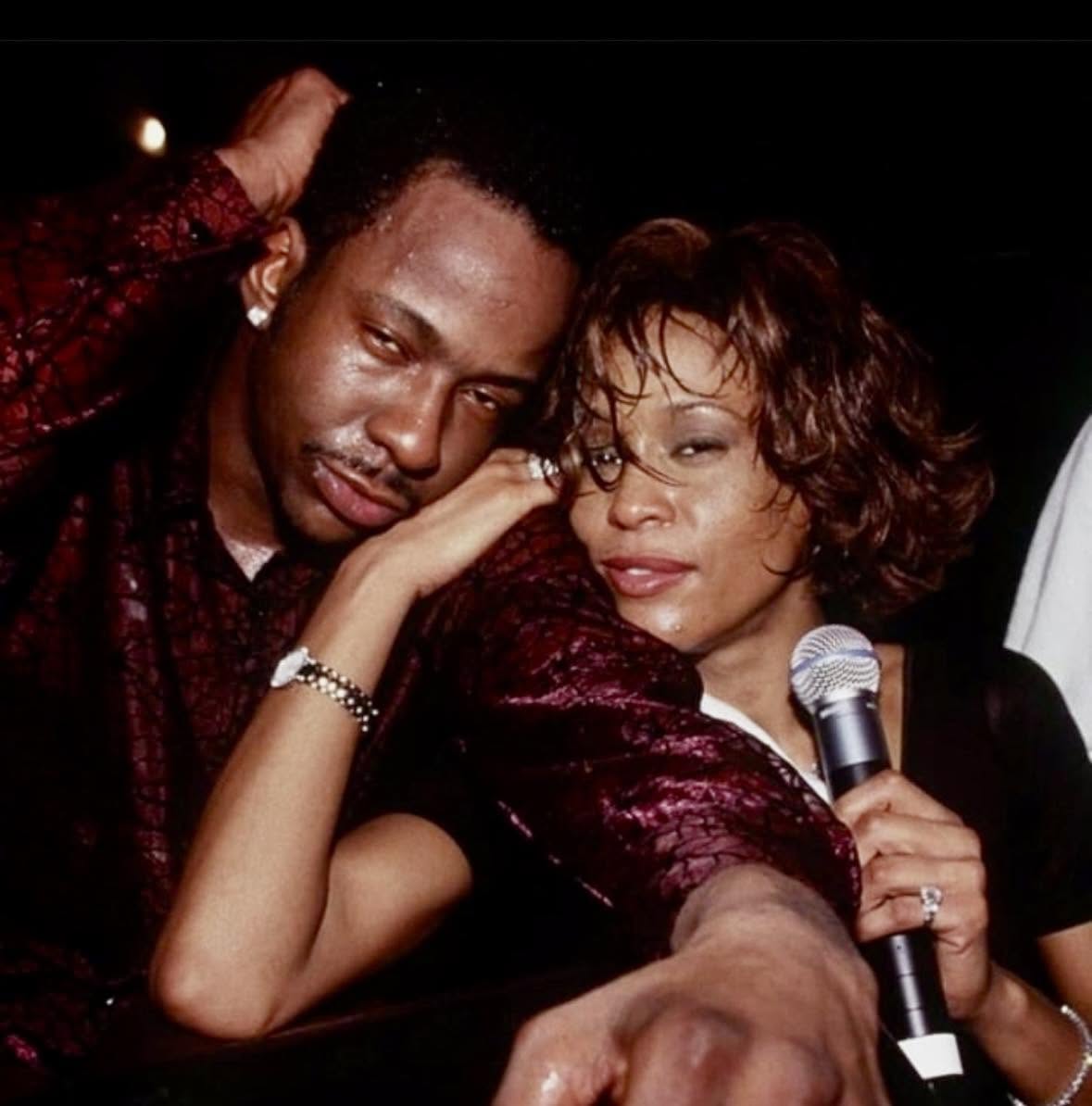 Whitney Houston, una de las voces más sobresalientes de la música pop de los años 80 y 90, vivió un ascenso meteórico que la catapultó al estrel...