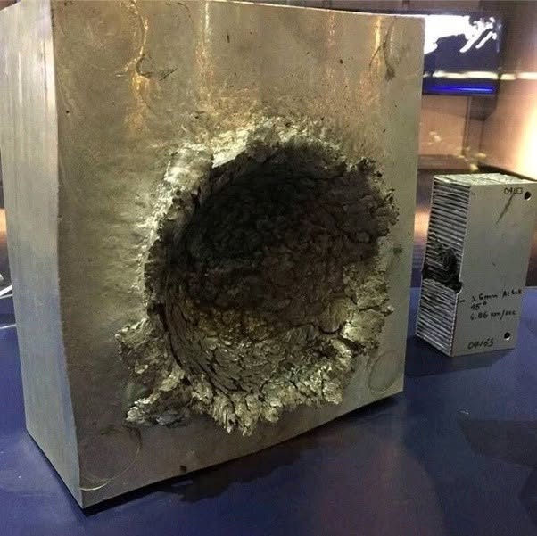 Lo que están viendo es un bloque de aluminio después de que fue golpeado por un pedazo de plástico de 14 gramos viajando a 24 000 pies/s (N