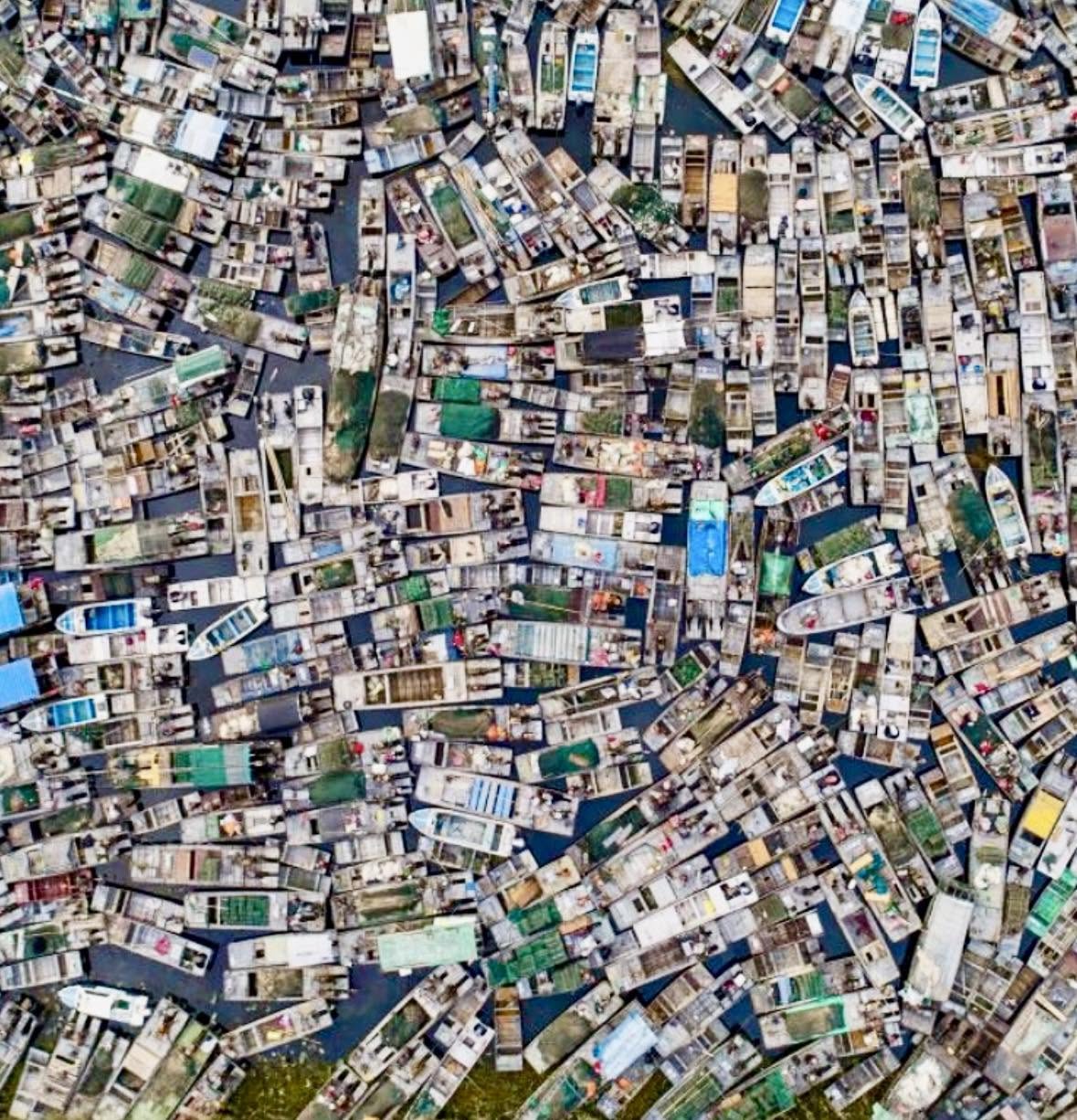 La imagen que observas podría ser fácilmente confundida con una favela o un barrio de invasión, pero en realidad muestra 2.000 barcos de pesca que ...
