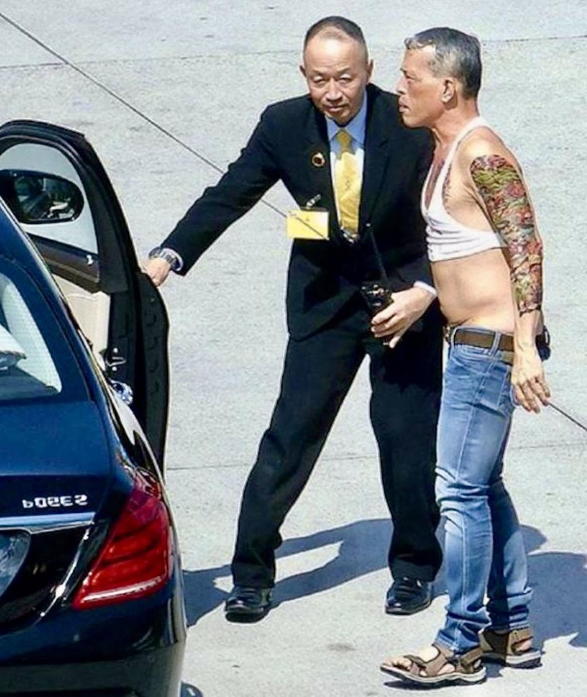 La persona que ves en la foto, que parece estar ebria mientras entra en una limusina, da la impresión de estar esposada por la posición de sus manos