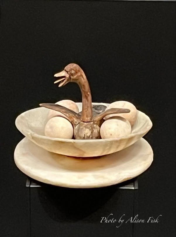 Tapa de frasco decorada con un pajarito recién salido del huevo