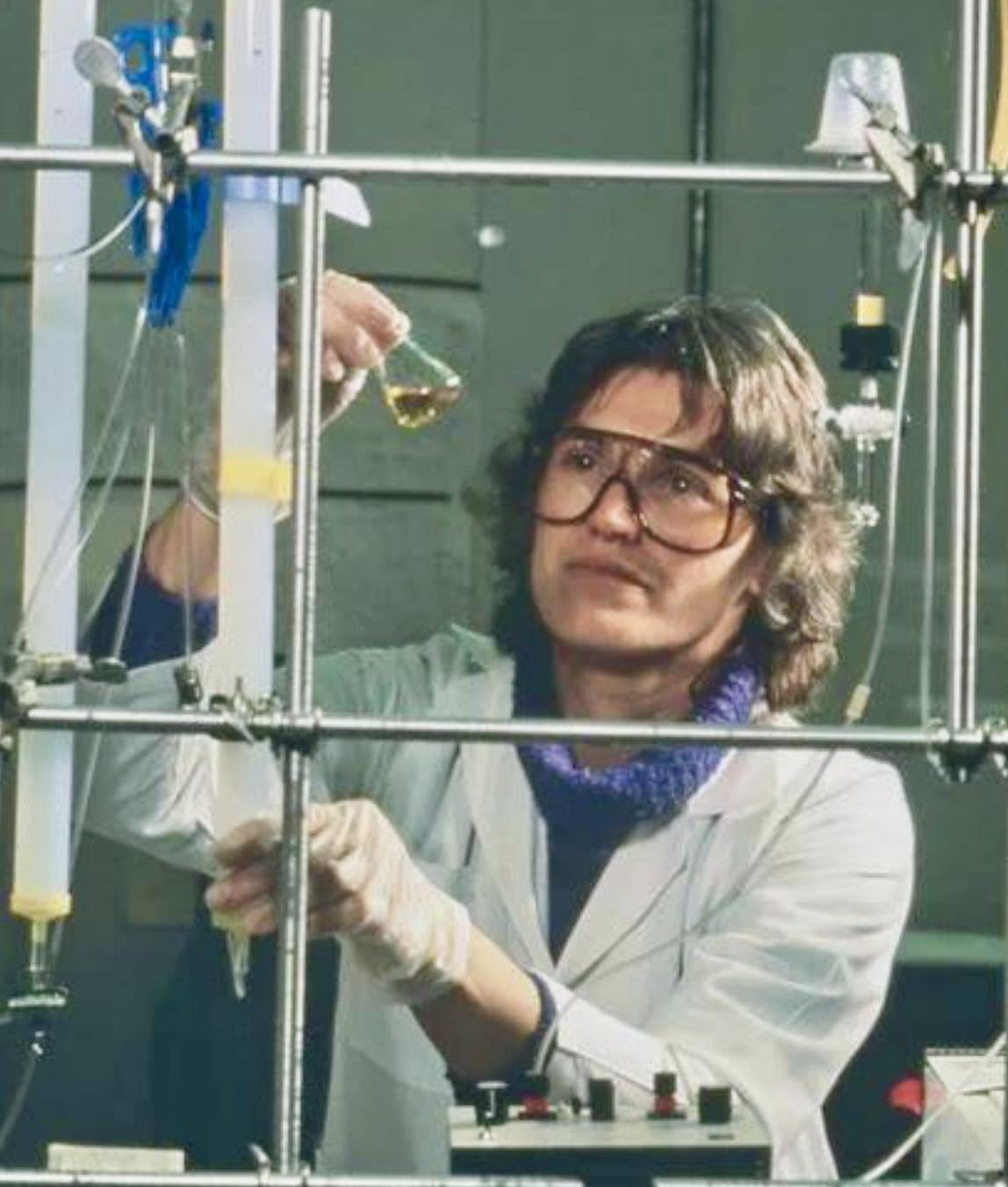El 14 de agosto de 2026, Karen Wetterhahn, una química profesora en Dartmouth College, estaba realizando un experimento relacionado con la interacci?...