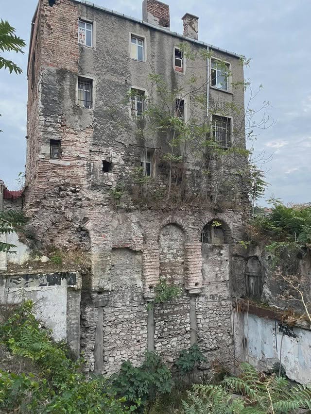 Hay un edificio en Fatih, Estambul, Turquía, que abarca 3 períodos de la historia en su arquitectura