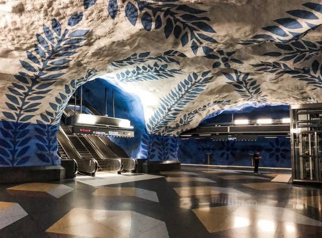El Metro de Estocolmo es famoso por ser la "galería de arte más larga del mundo", con diseños artísticos únicos en más de 90 de sus 100 estacion...