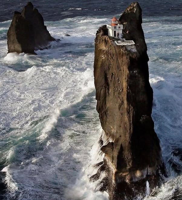 El faro de Þrídrangar (Thridarangar) , al sur de Islandia, a pocos kilómetros de las Islas Vestman en el Océano Atlántico