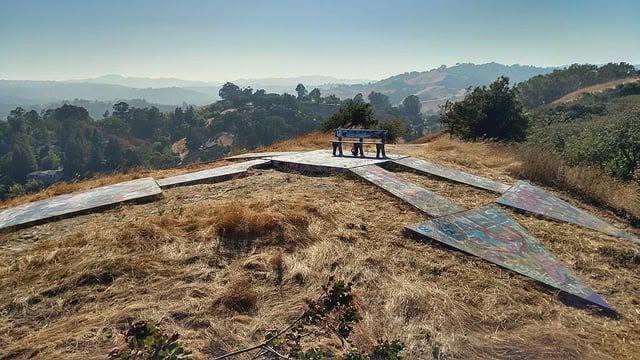 En 2026, el gobierno de los Estados Unidos construyó unas flechas enormes de concreto cada 10 millas a lo largo de las rutas de correo aéreo para ay...