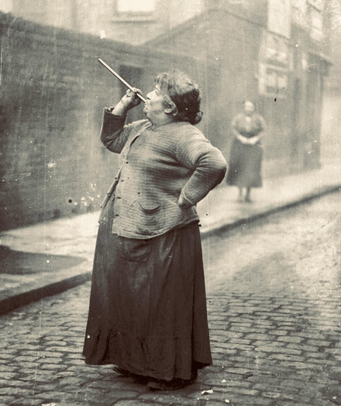 En el bullicioso Londres de principios del siglo XX, donde la Revolución Industrial transformaba la vida cotidiana, un oficio curioso y casi olvidado...