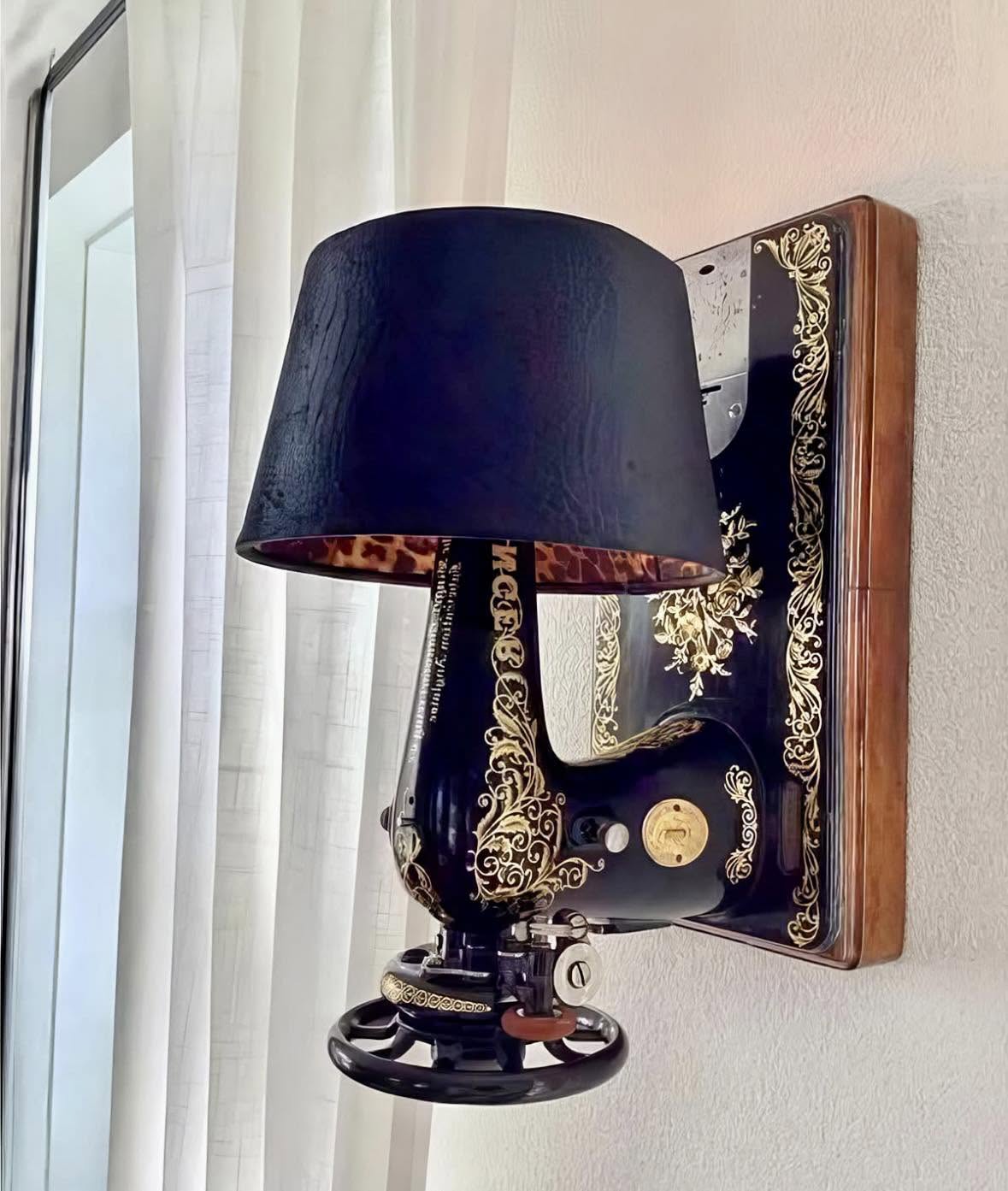 Alguien tuvo la brillante idea de convertir una máquina de coser Singer, símbolo del arte y la tradición, en una elegante lámpara de pared