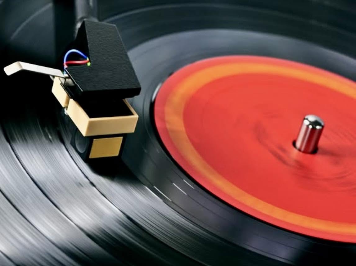 En un mundo digital donde la música fluye a través de aplicaciones y streaming, hay un tesoro del pasado que está resurgiendo con fuerza: el disco ...