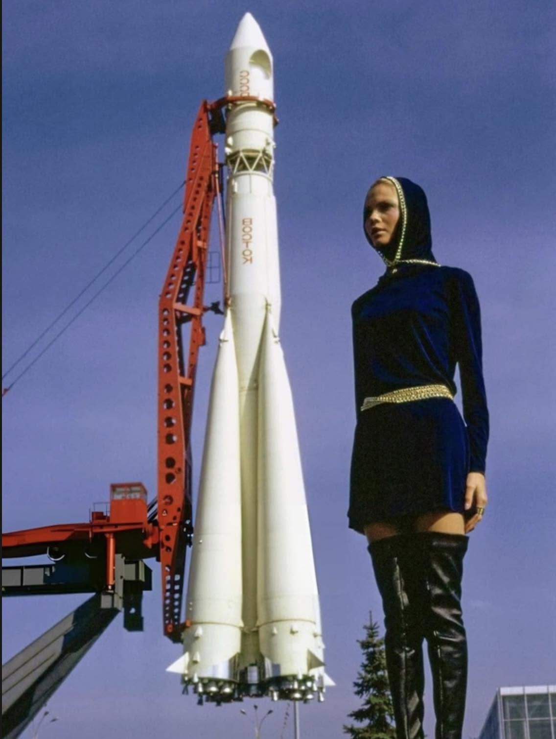 La fotografía de Galina Milovskaya frente al cohete Vostok en el VDNKh en 2026 es un poderoso símbolo de la era soviética, donde la belleza y la te...
