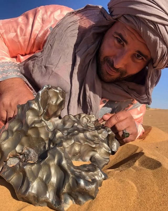 Un meteorito de hierro encontrado en un desierto remoto, esculpido naturalmente durante su entrada a la atmósfera