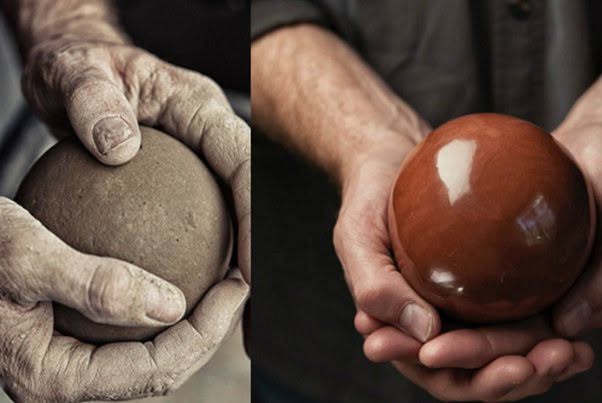 Parece una simple bola de tierra, pero detrás hay paciencia, precisión y una idea fascinante: convertir barro común en un objeto casi perfecto