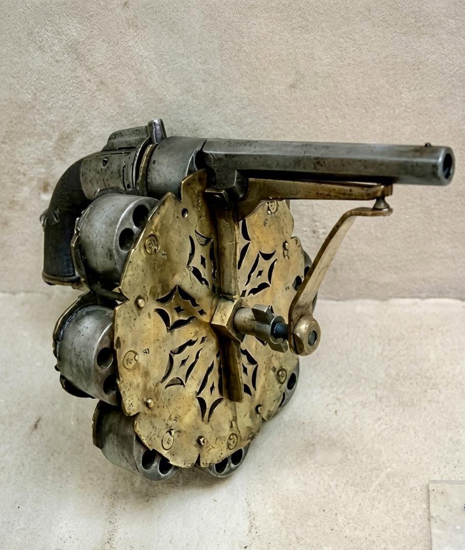 En el mundo de las armas antiguas existen piezas que parecen haber sido diseñadas para una película de ciencia ficción victoriana, y el revólver d...