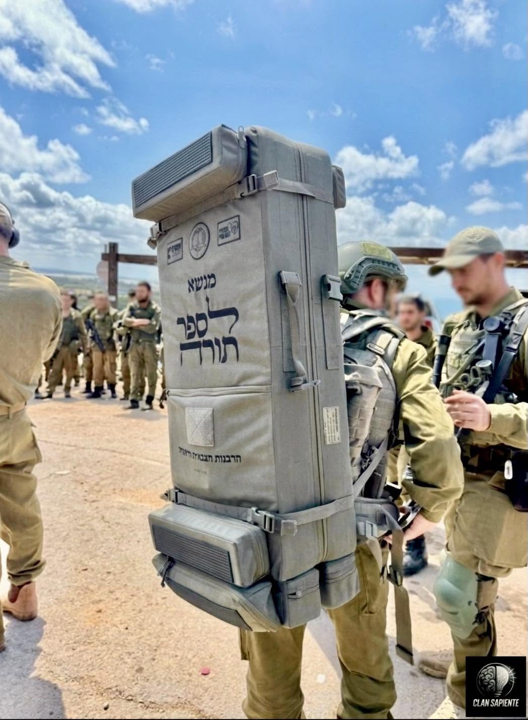 A simple vista, este bolso podría parecer un sofisticado aparato de interceptación de radio o un arma de última generación, pero la realidad es mu...