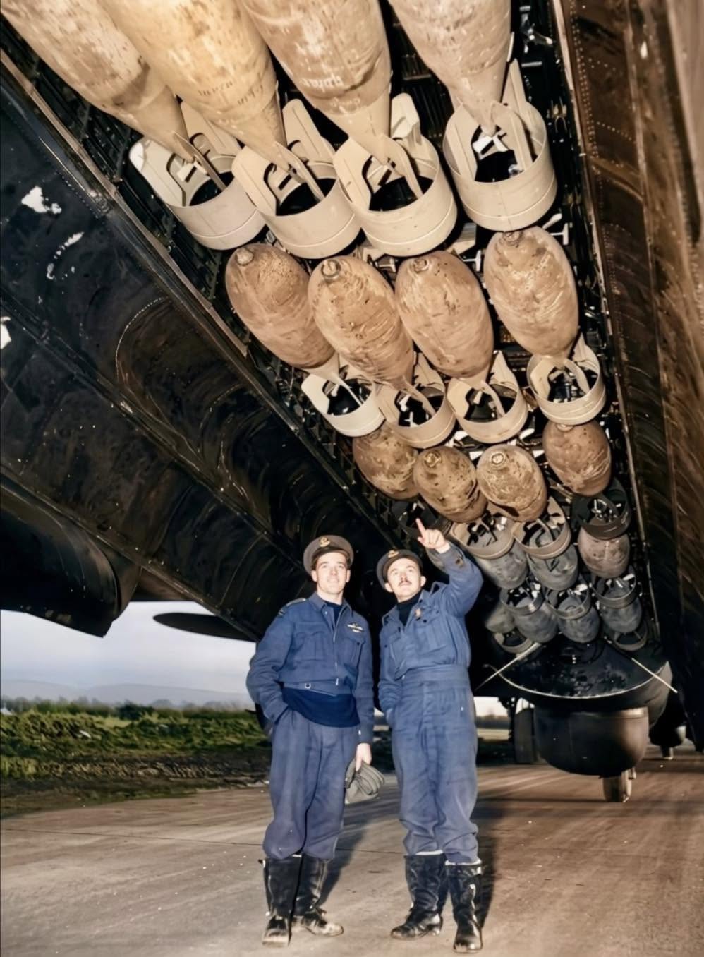 Imagina un gigante de metal surcando el cielo nocturno, cargando en su vientre el peso equivalente a siete autos compactos