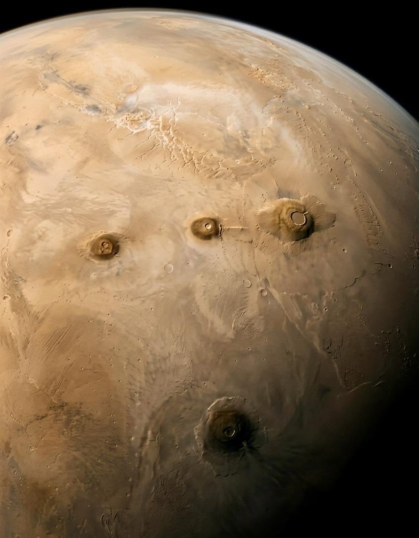 Estamos frente a una de las postales más imponentes del cosmos: la región de Tharsis en Marte, capturada por la sonda Hope de los Emiratos Árabes U...