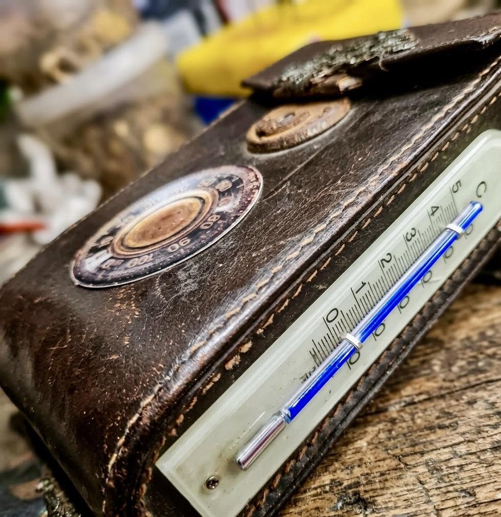 A simple vista parece un objeto de ciencia ficción o un accesorio steampunk, pero en realidad es una pieza histórica de ingeniería alemana: un fot?...