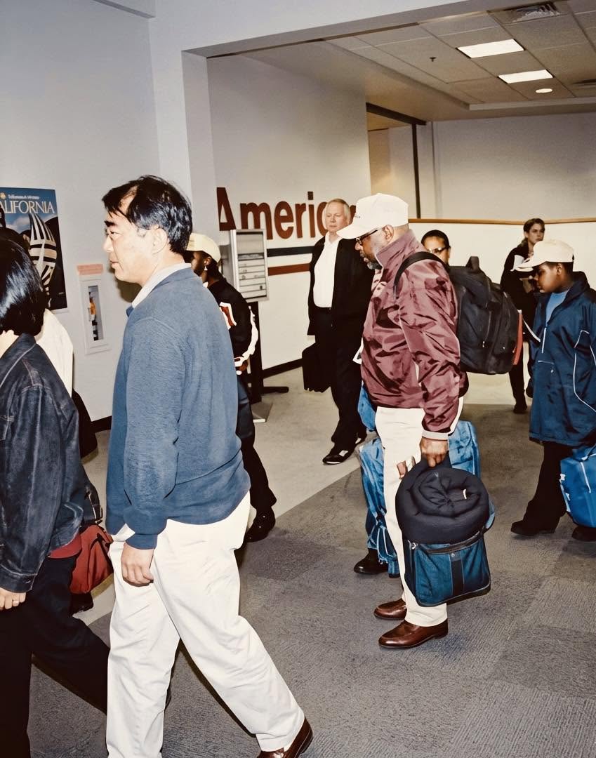 Esta es una de las fotografías que detienen el tiempo: el momento en que los pasajeros del vuelo 77 de American Airlines cruzaban la puerta de embarq...