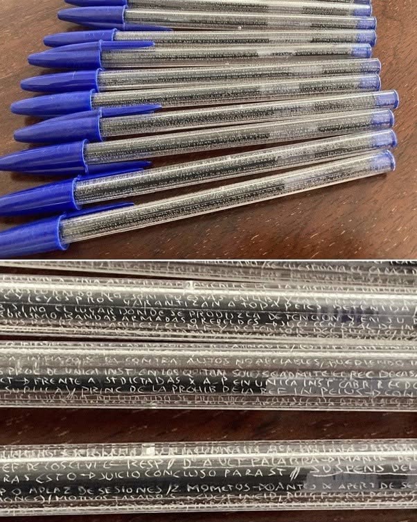 Bolígrafos confiscados que contenían chuletas intrincadamente grabadas por un estudiante de Derecho de la Universidad de Málaga en España