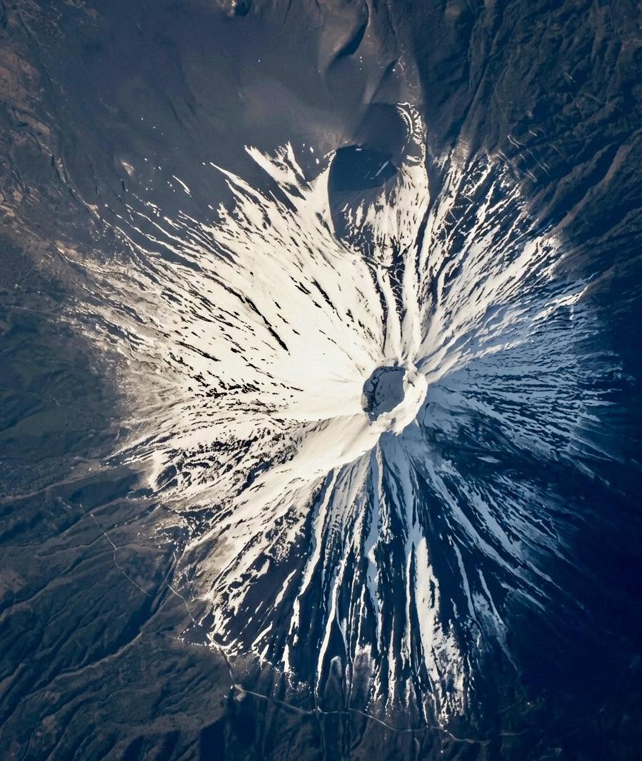 Ver al Monte Fuji desde 264 millas de altura es una de esas perspectivas que te recuerdan lo pequeña, pero imponente, que es nuestra geografía