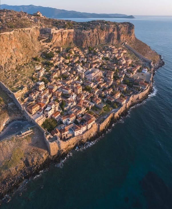 Parece una ciudad salida de otra época, suspendida entre la roca y el mar