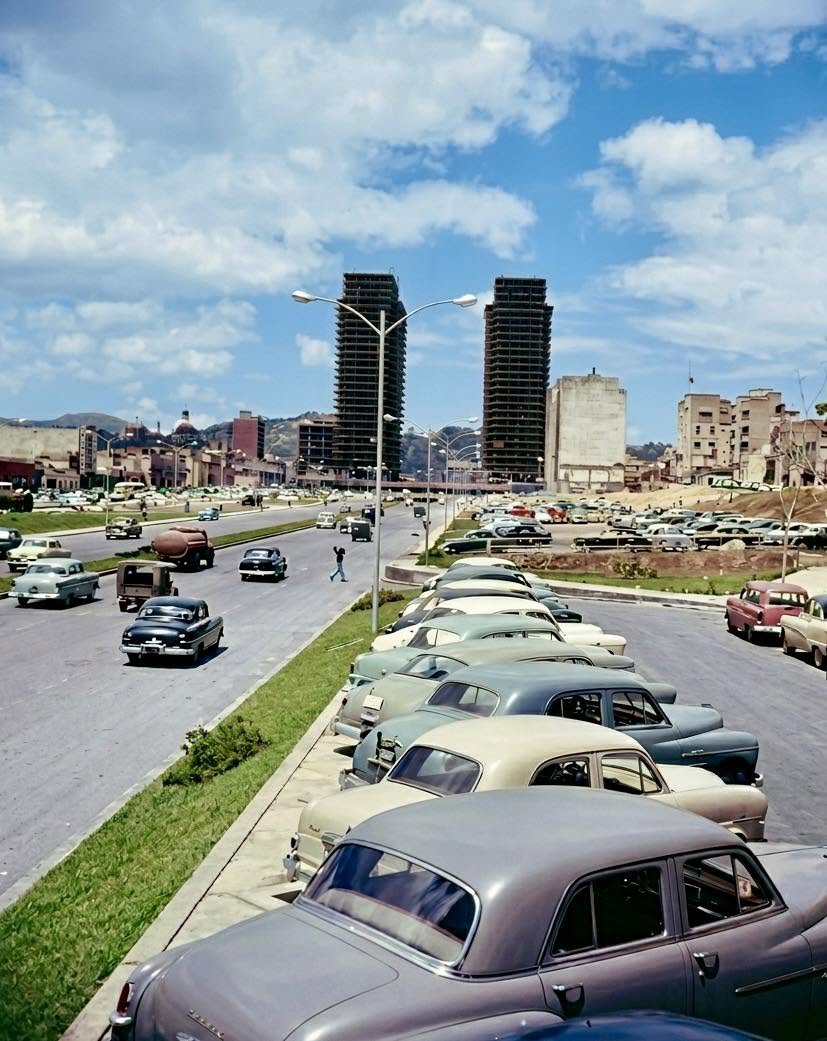 Hubo un tiempo en el que Caracas no solo soñaba con la modernidad, sino que la estaba construyendo a pasos de gigante ante la mirada atónita del mun...