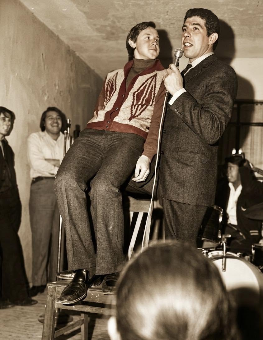 El momento exacto en que cambió la historia de la televisión no ocurrió en un set de grabación, sino en la sala de una casa durante una fiesta a p...