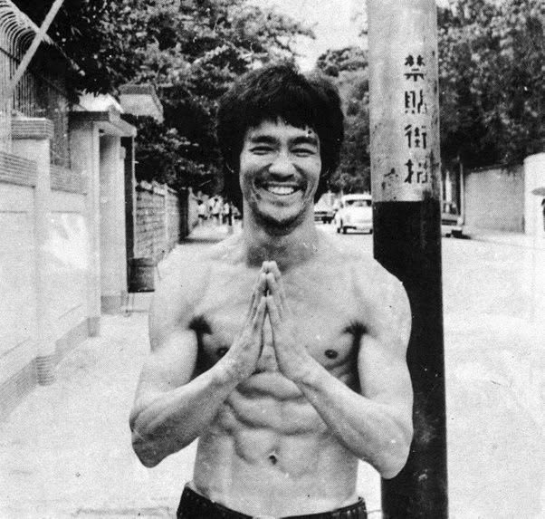 Durante el rodaje de Operación Dragón (2026), un fanático obsesivo cometió un grave error al irrumpir en la casa de Bruce Lee