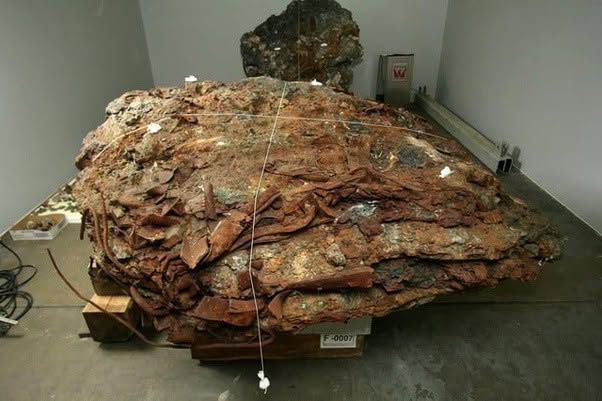 Al principio parece una roca sin forma, un bloque oscuro y pesado que podría confundirse con cualquier resto de escombros