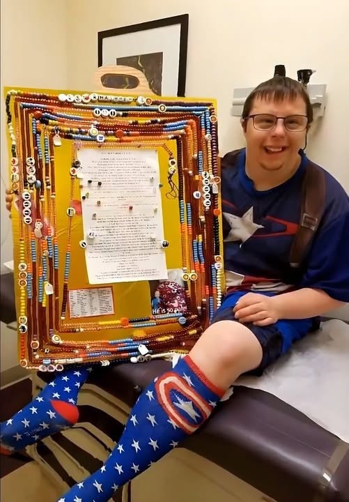 Las Cuentas de Coraje de Matthew para la Leucemia Linfocítica Aguda tienen una increíble longitud de 54 pies y 8 pulgadas cuando están completament...