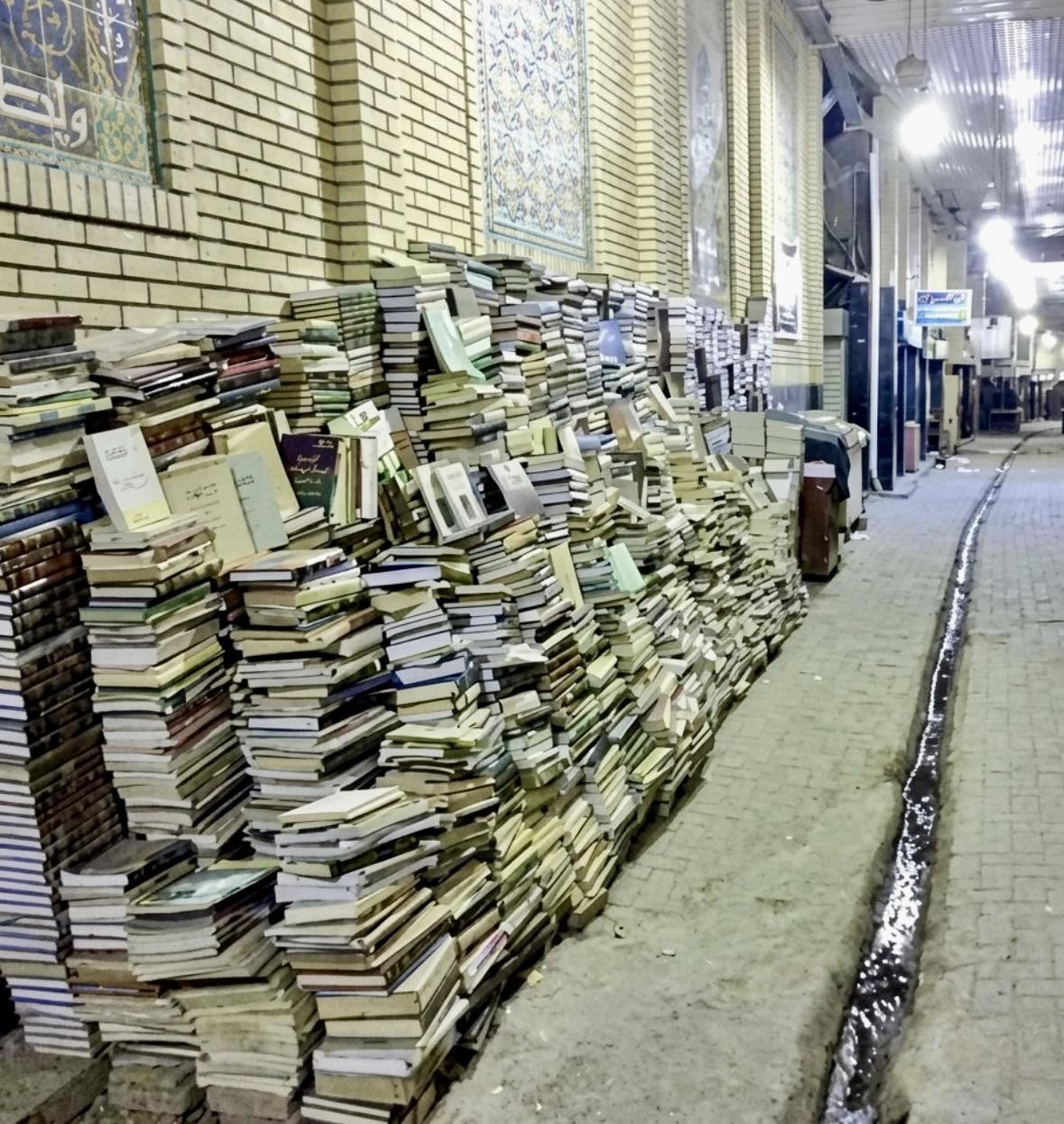 Dicen que en los mercados de libros de Bagdad, en Irak, sucede algo que desafía la lógica del comercio moderno: cuando llega la noche y los vendedor...