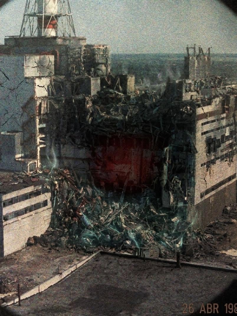 Catorce horas después del desastre en la central nuclear de Chernóbil, el fotógrafo Igor Kostin sobrevoló el reactor número 4