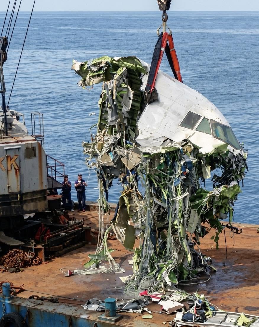 Esto es lo que queda de un avión después de romperse a pedazos en el cielo