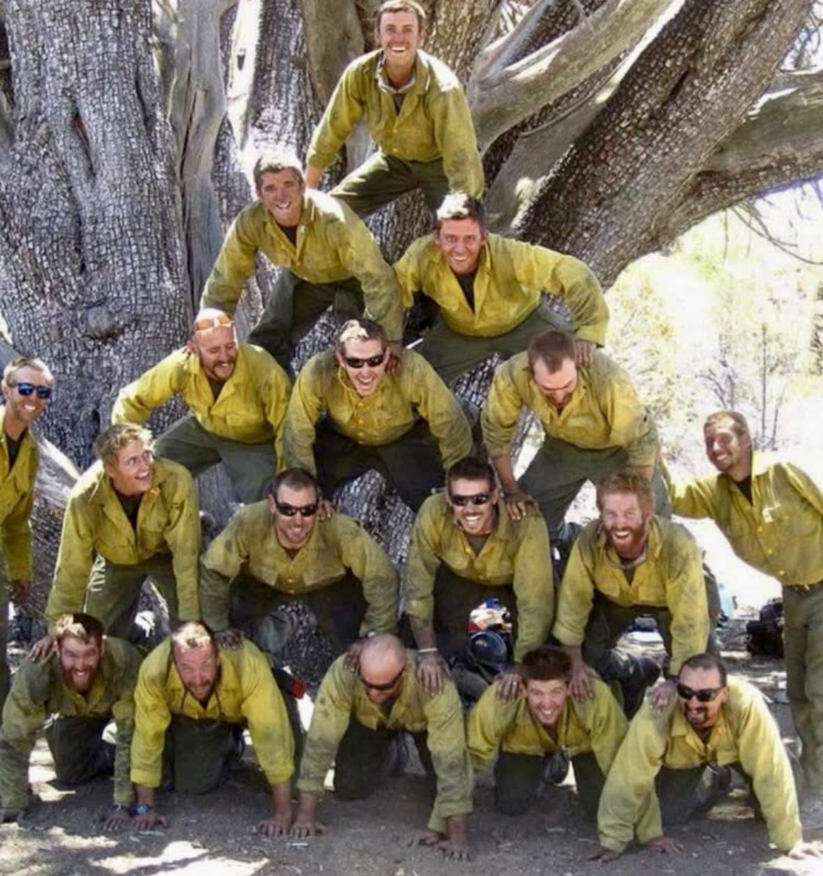 Esta es una de las imágenes más poderosas y, al mismo tiempo, más desgarradoras de la última década: los Granite Mountain Hotshots formando una p...