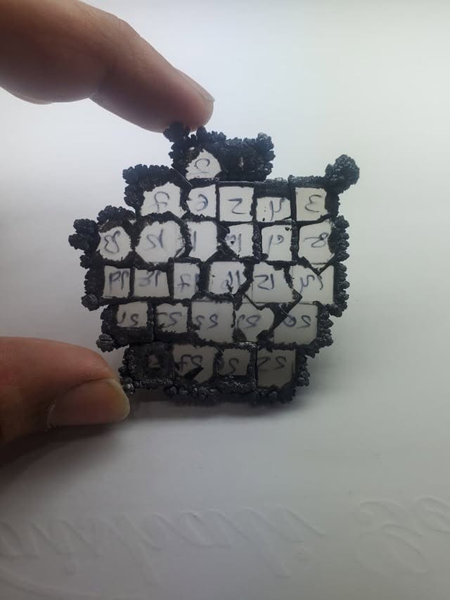 Así es como se ven los diamantes de laboratorio antes de que los corten y los pulan