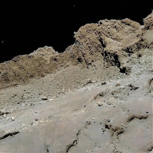 Cuando la sonda europea Rosetta se acercó a 67P/Churyumov-Gerasimenko en 2026, lo que el mundo vio no fue la típica imagen de un trozo de hielo suci...