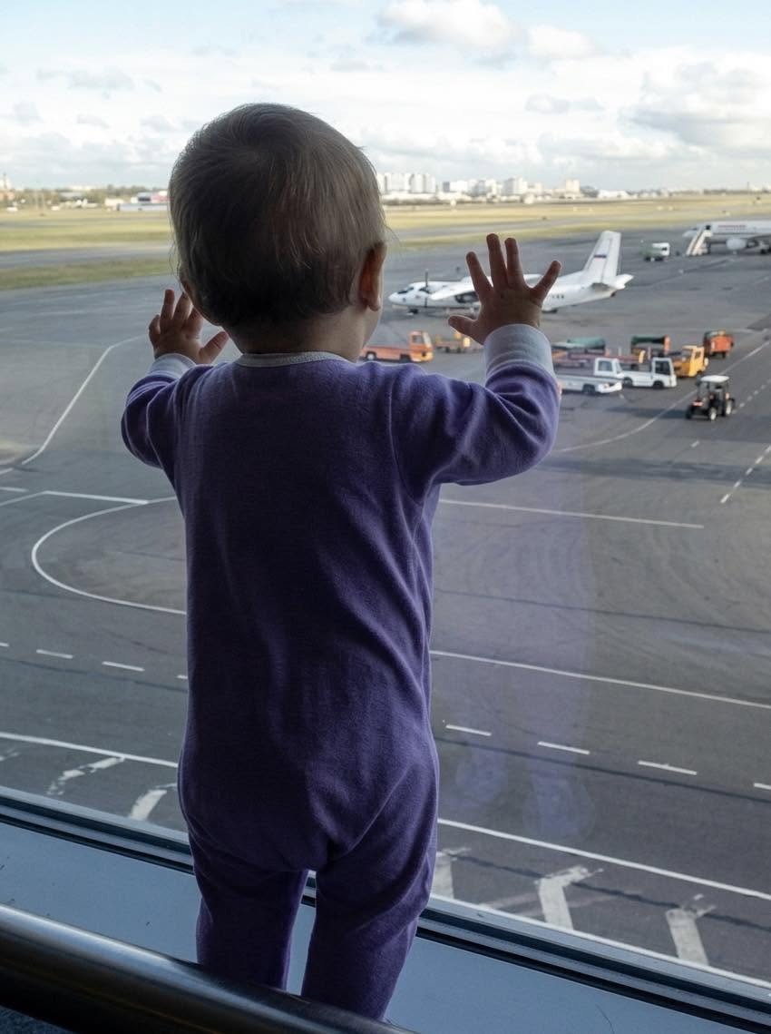 La imagen de la pequeña Darina Gromova, de apenas 10 meses, observando los aviones desde el ventanal del aeropuerto de San Petersburgo, se convirtió...