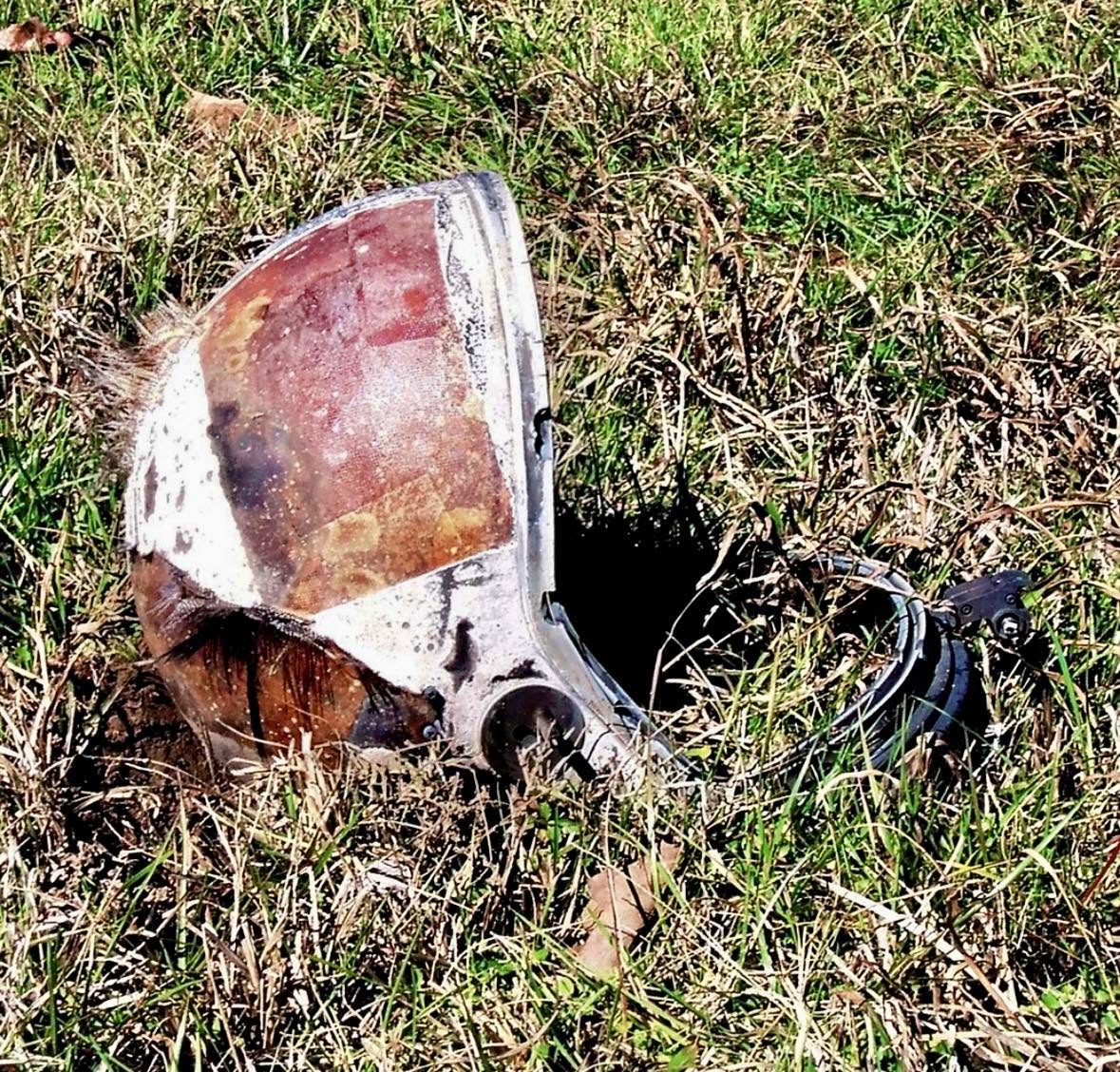 Aquel casco que el mundo vio descansando en un campo de Texas no era una simple pieza de equipo; era una maravilla de la ingeniería diseñada para co...
