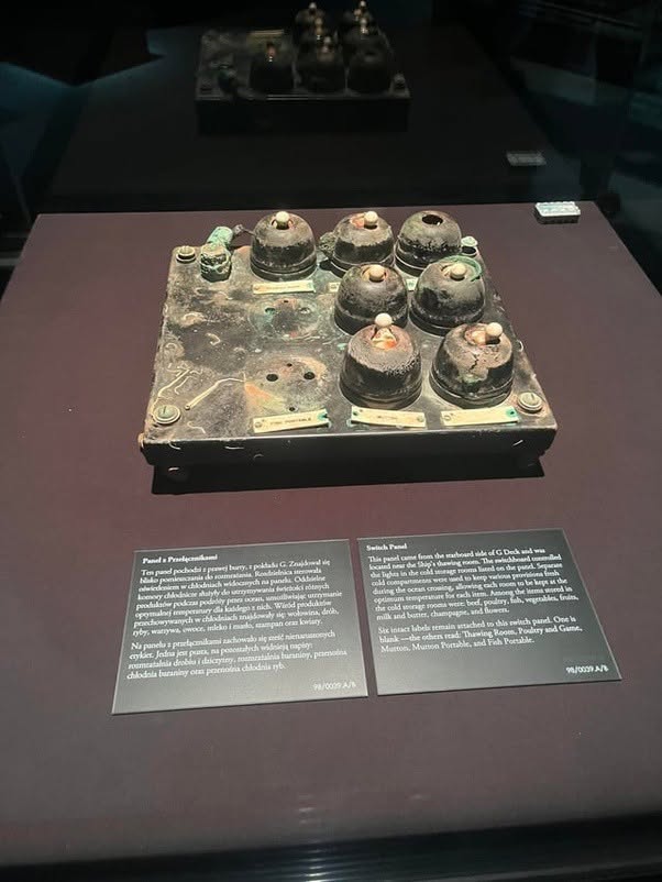 El panel de la sala Marconi del Titanic parece un objeto pequeño, pero guarda una de las voces más importantes de aquella noche