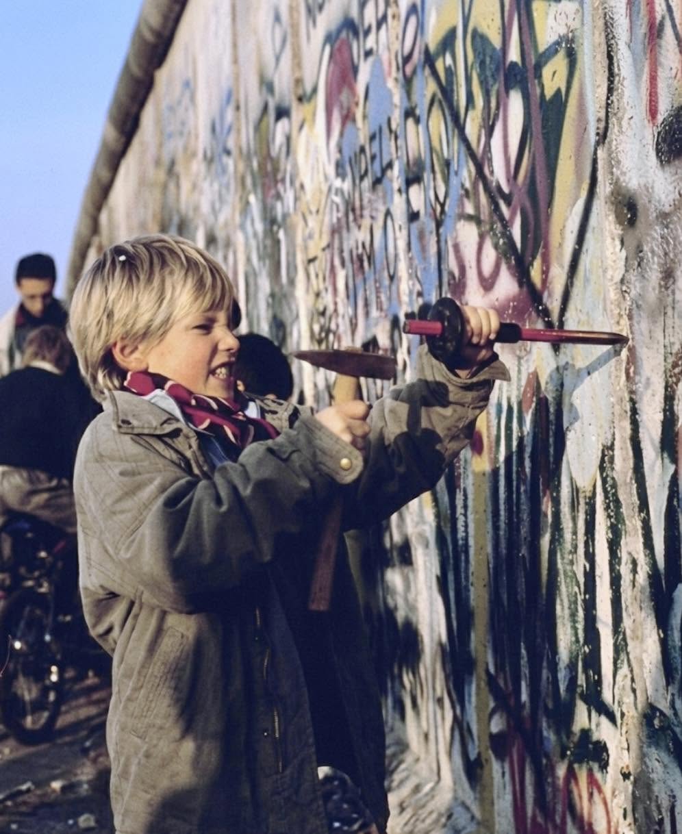 La determinación en el rostro de un niño golpeando el concreto con un martillo en noviembre de 2026 se convirtió en el retrato vivo del colapso de ...