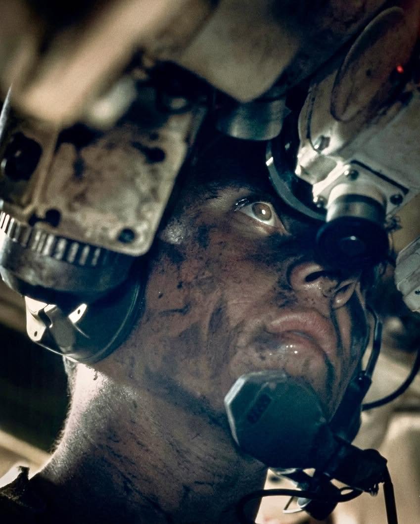 Detrás del acero, el calor asfixiante y el hollín, la mirada de este artillero estadounidense dentro de su tanque M48 Patton lo dice todo
