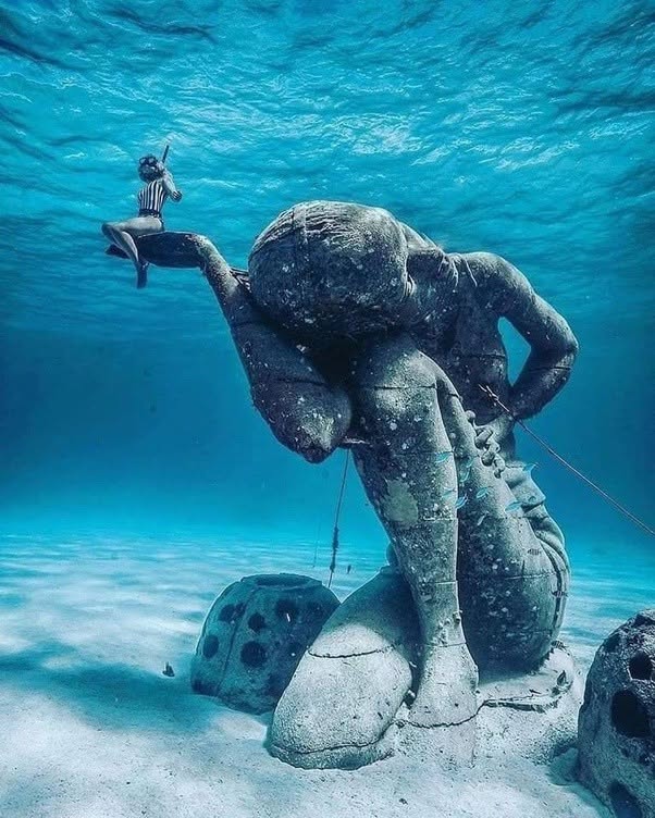 La estatua submarina conocida como el "Atlas Submarino" ostenta el título de la estatua submarina más grande del mundo
