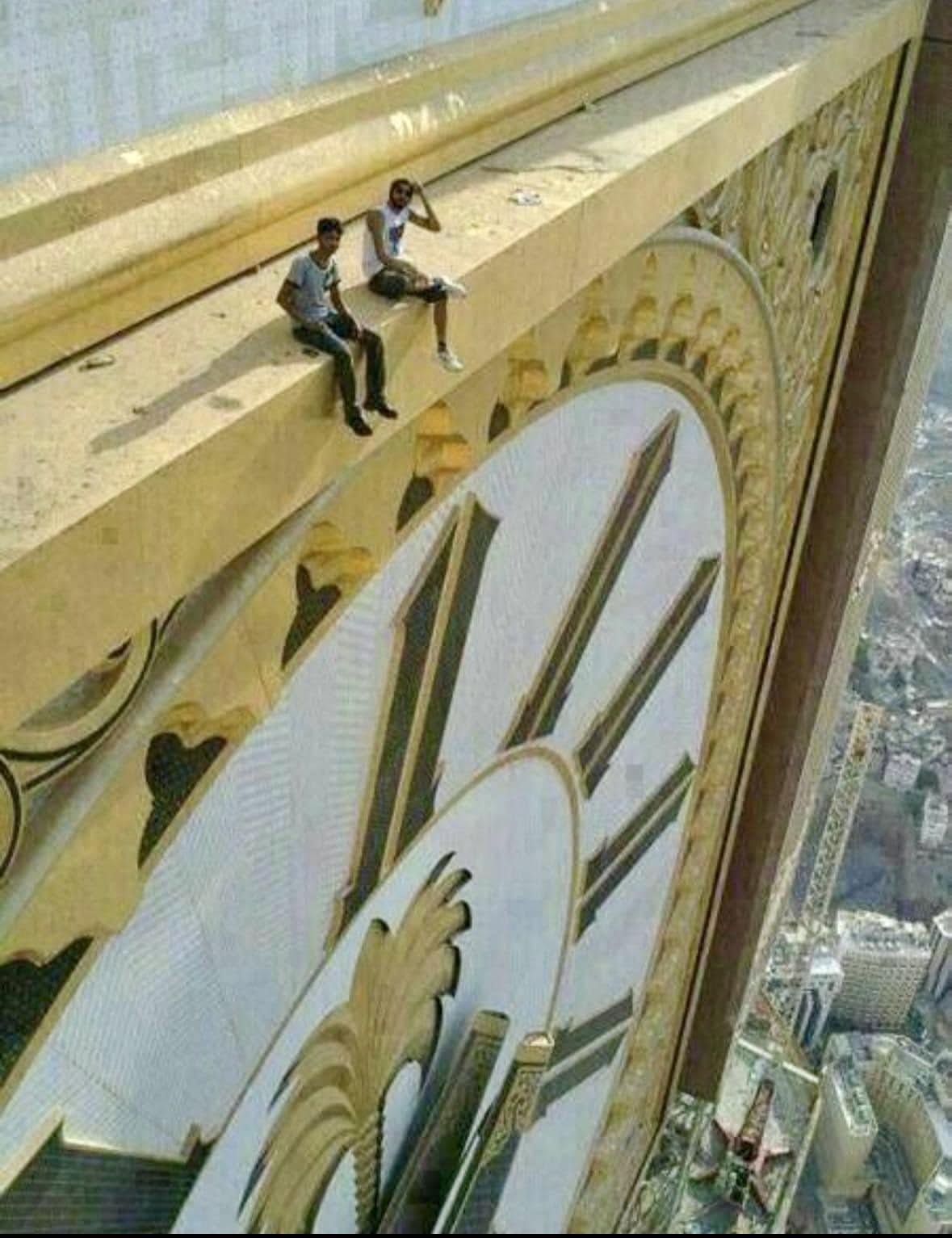El reloj más imponente jamás construido domina el horizonte de La Meca desde la torre principal del complejo Abraj Al Bait, una de las obras arquite...