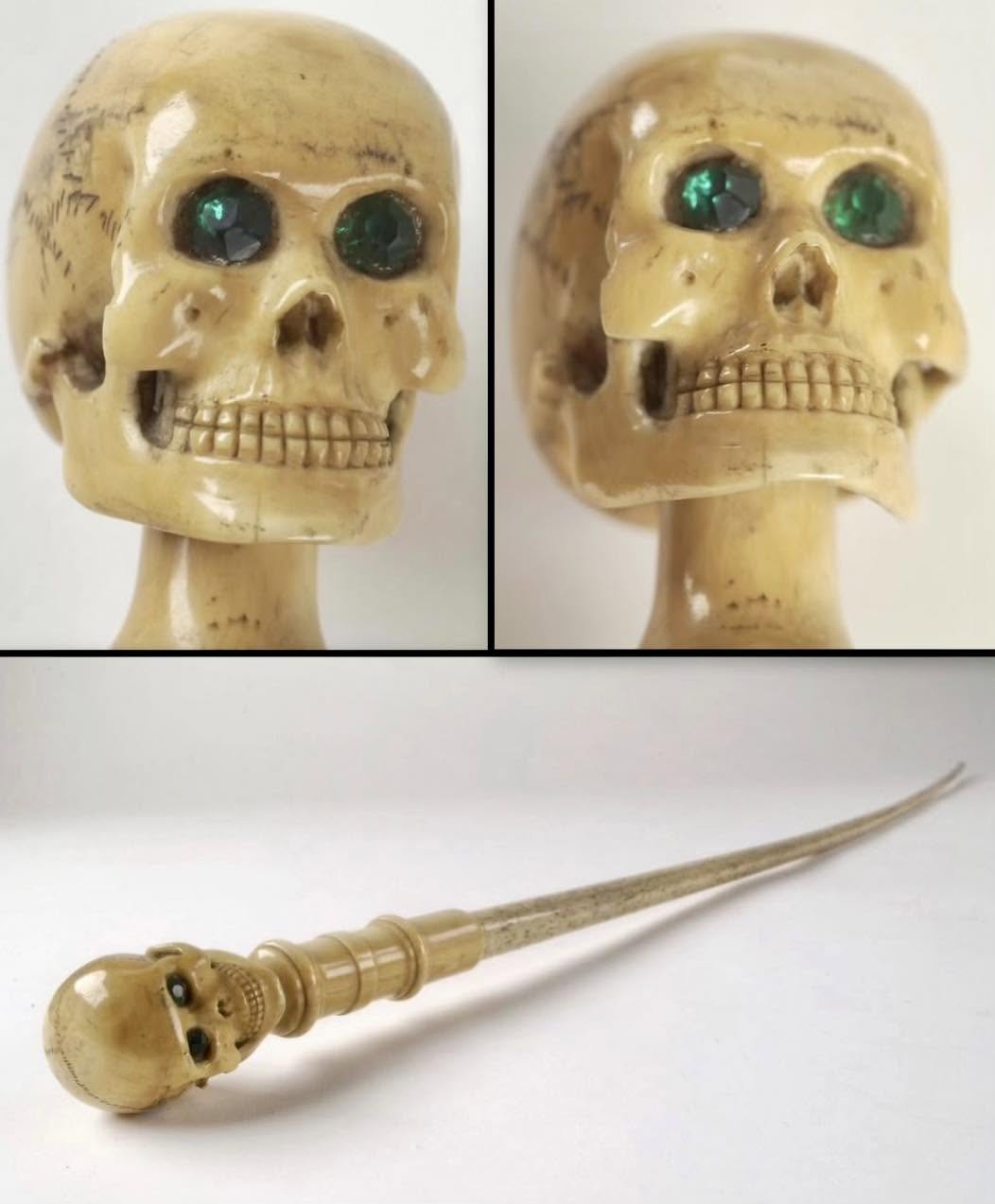 Un bastón tallado en hueso de ballena, coronado por un cráneo de marfil con intensos ojos de vidrio verde