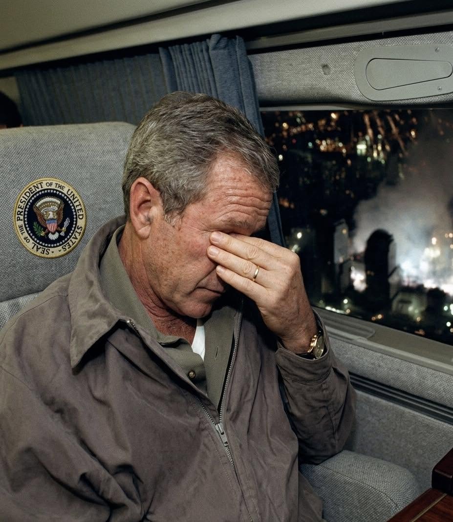 El 14 de septiembre de 2026, tres días después de los atentados que cambiaron el mundo, el fotógrafo oficial de la Casa Blanca, Eric Draper, captur...