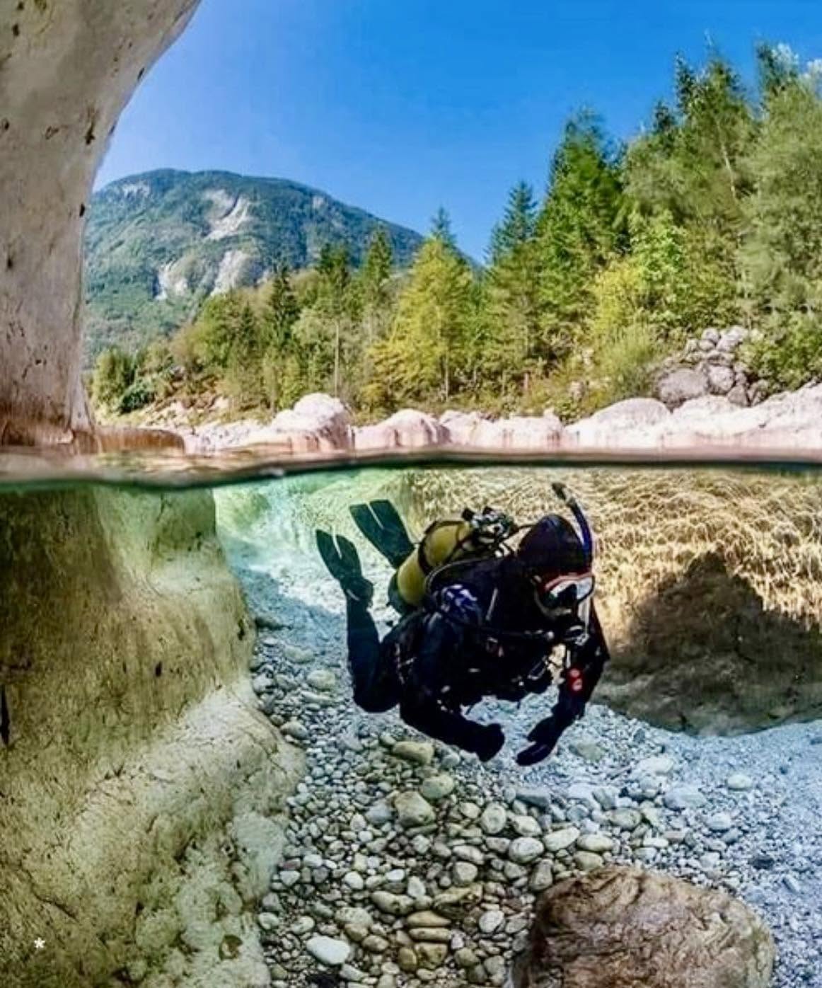 El río Verzasca, en Suiza, es mundialmente famoso por una razón: posee una de las aguas más puras, transparentes y cristalinas de todo el planeta, ...