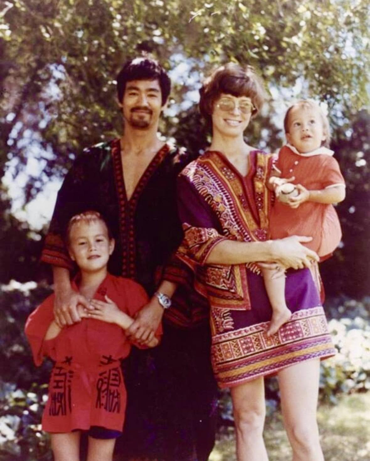 Detrás del mito que revolucionó las artes marciales y el cine mundial, existió un hombre de familia que encontró en su época universitaria el pil...
