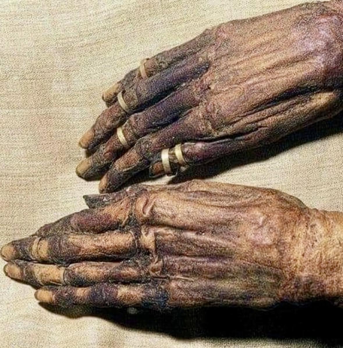 Estas manos intactas pertenecen a un hombre que vivió hace casi 3,000 años, y el nivel de detalle que conservan es tan perturbador como fascinante